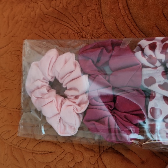 NWT 4 PIECE SCRUNCHY SET - Picture 2 of 3